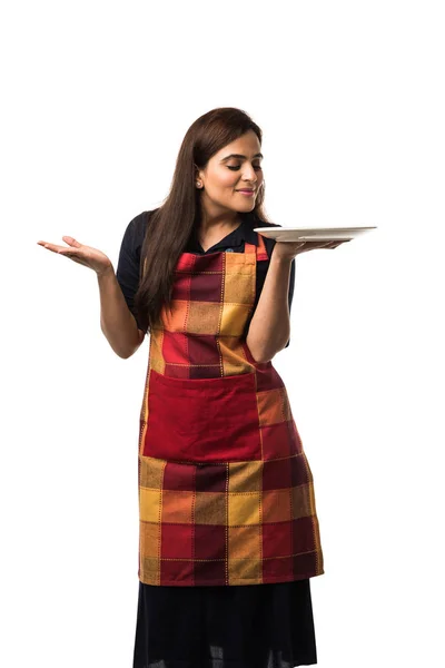 Кухар Індіанки Одягнений Фартух Тримаючи Порожню Тарілку Різними Висловами Обличчя — стокове фото
