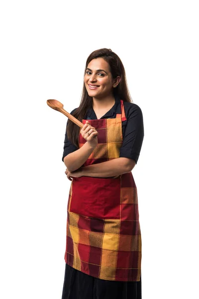 Hinduski Azjatycki Kobieta Szef Kuchni Fartuchu Trzymając Drewnianą Łopatkę Stojąc — Zdjęcie stockowe