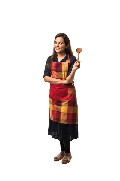 Hinduski Azjatycki Kobieta Szef Kuchni Fartuchu Trzymając Drewnianą Łopatkę Stojąc — Zdjęcie stockowe