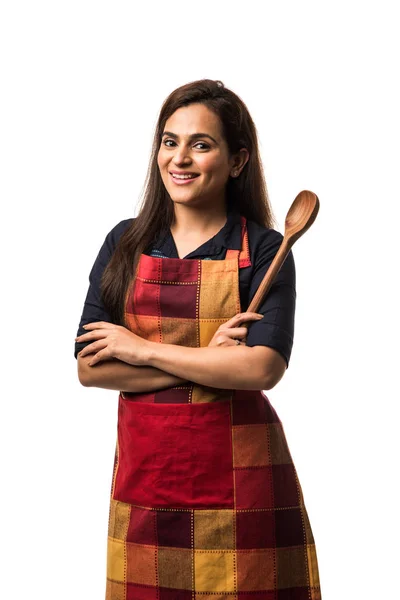 India Mujer Asiática Chef Vistiendo Delantal Sosteniendo Espátula Madera Mientras —  Fotos de Stock