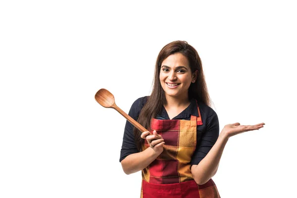 India Mujer Asiática Chef Vistiendo Delantal Sosteniendo Espátula Madera Mientras —  Fotos de Stock