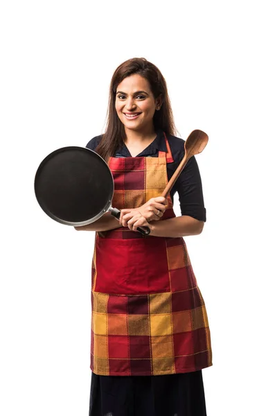 Indyjski Azjatycki Kobieta Szef Kuchni Noszenie Fartuch Trzymając Patelnię Łopatkę — Zdjęcie stockowe