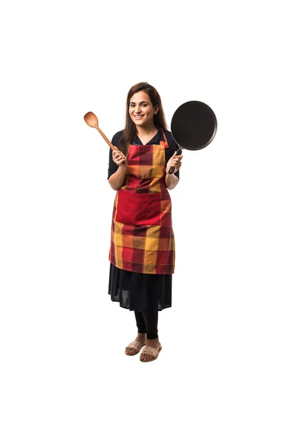 Indyjski Azjatycki Kobieta Szef Kuchni Noszenie Fartuch Trzymając Patelnię Łopatkę — Zdjęcie stockowe