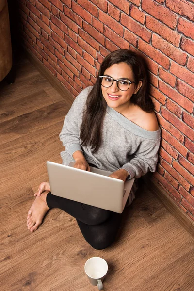 Ινδικό Κορίτσι Φορητό Υπολογιστή Κάθεται Πάνω Από Ξύλινο Πάτωμα Εναντίον — Φωτογραφία Αρχείου
