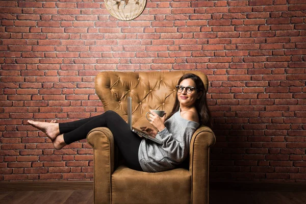 Indian Girl Laptop Sitting Wing Chair Red Brick Wall — 스톡 사진