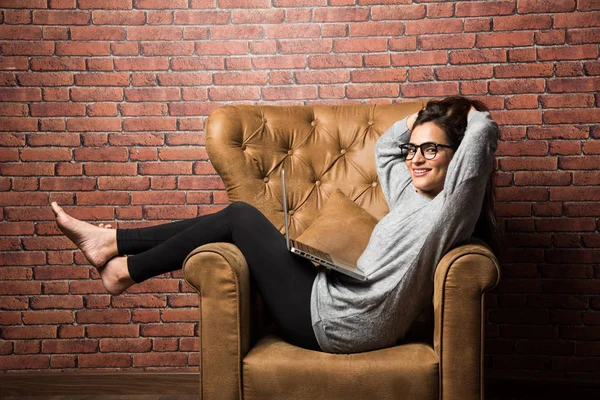 Indian Girl Laptop Sitting Wing Chair Red Brick Wall — Stock Photo, Image
