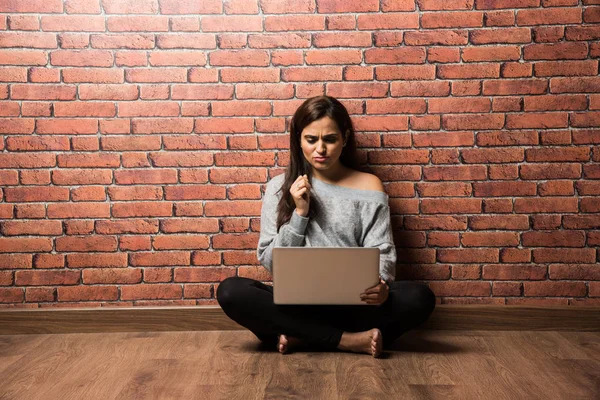 Chica India Con Portátil Sentado Sobre Piso Madera Contra Pared — Foto de Stock