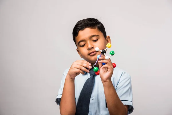 Niño Escuela India Estudiante Ciencias Que Usa Kit Modelo Molecular — Foto de Stock
