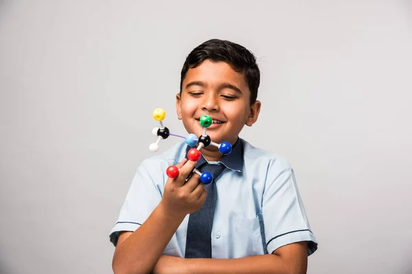 Enfant École Indienne Étudiant Sciences Utilisant Kit Modèle Moléculaire Pour — Photo