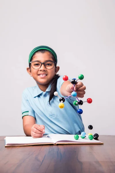 Estudante Indiana Usando Kit Modelo Molecular Para Estudar Ciência Foco — Fotografia de Stock