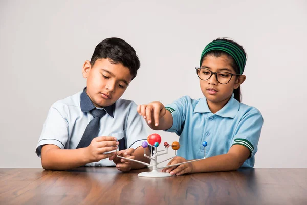 Escola Indiana Menino Menina Estudante Ciência Uniforme Usando Molecular Modelo — Fotografia de Stock