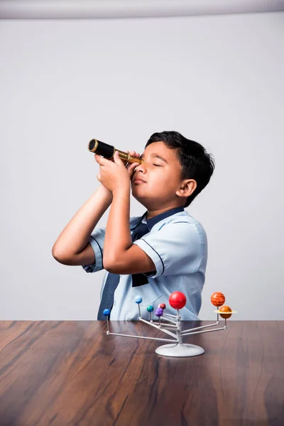 Indian School Kid Boy Studiare Pianeti Scienza Planetaria Con Modello — Foto Stock