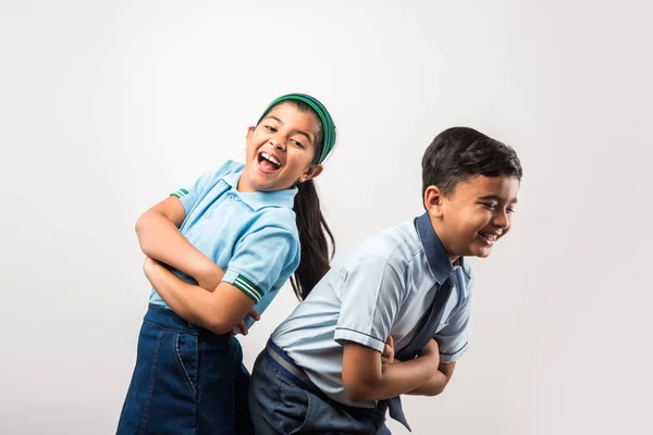 Веселих Індійських Школярів Ізольованих Білому Фоні — стокове фото