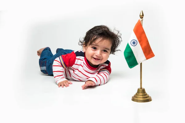 Mignon Bebe Garcon Sur Fond Blanc Avec Drapeau Indien Ou Tricolore Indienne National Stock Photo