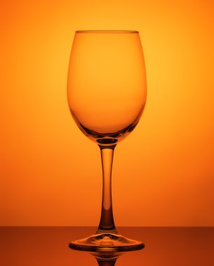 Bardağı turuncu bir arka plan üzerinde