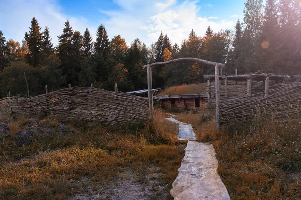 Sonbahar ormandaki ıssız Köyü