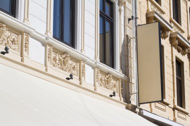 Klasik architectu ile bir bina üzerinde dikey boş tabela