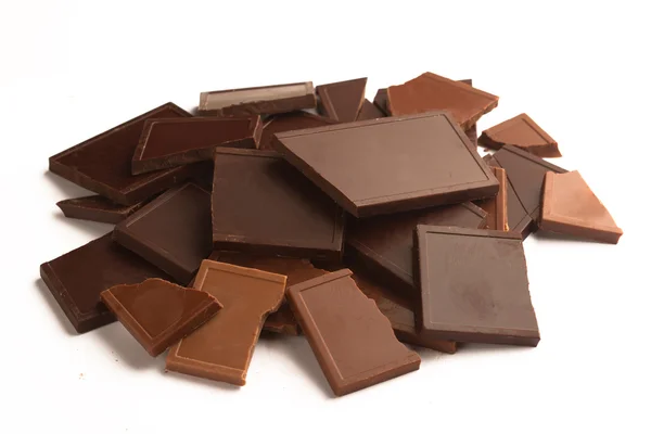 Pile de barres de chocolat cassées dans de nombreuses couleurs et saveurs — Photo