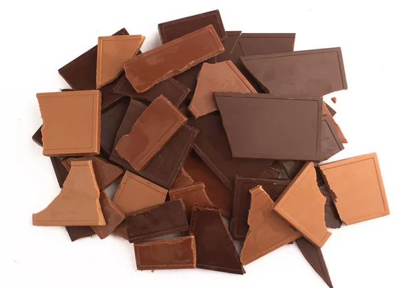 Pile de barres de chocolat cassées dans de nombreuses couleurs et saveurs — Photo