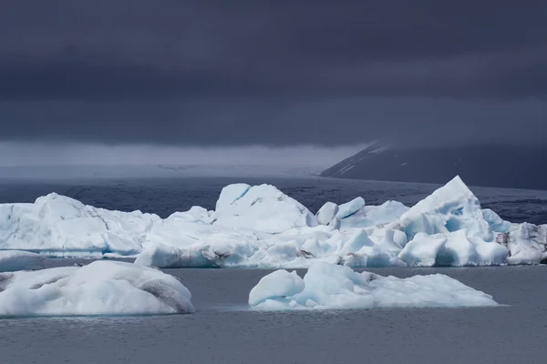 Borde nublado del glaciar en Islandia —  Fotos de Stock