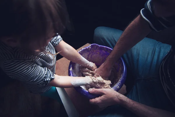 Father and daughter doing some dirty family cooking — Stock Photo, Image