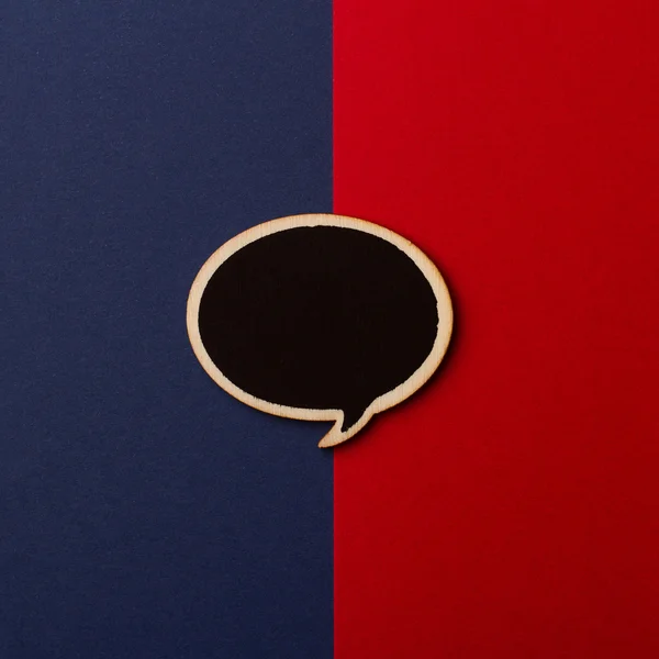 Round empty chalkboard wooden speech bubble on red and dark blue — Stock Photo, Image