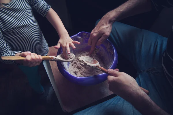 Far och dotter gör några Familj Matlagning — Stockfoto