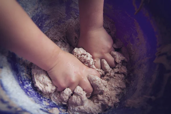 Manos de niño en masa para hornear — Foto de Stock