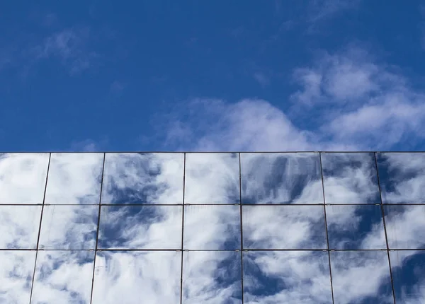 Wolken tot uiting in de wolkenkrabber windows — Stockfoto