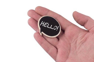 Merhaba metin ile bir ahşap konuşma balonu üzerinde tutan el