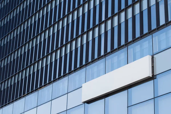 Vierkant leeg bord op een gebouw met moderne architectuur — Stockfoto