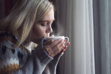 Sarışın güzel kadın sabah kahve içme