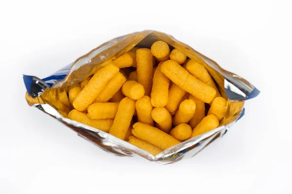 Vista superior del envase abierto de bocadillos de maíz — Foto de Stock