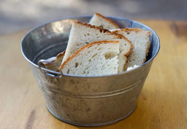 Μεταλλικό βάζο αλουμινίου bucked με φέτες ψωμί — Φωτογραφία Αρχείου