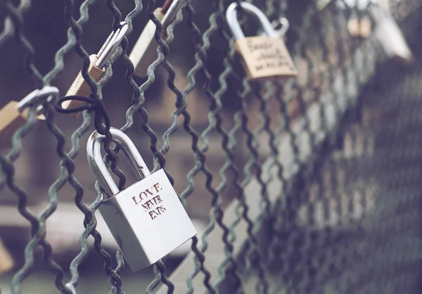 Vorhängeschloss mit Liebe endet nie Text — Stockfoto