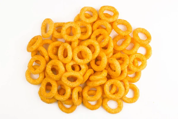 Vista dall'alto di giallo rotondo patate snack mucchio isolato su bianco — Foto Stock
