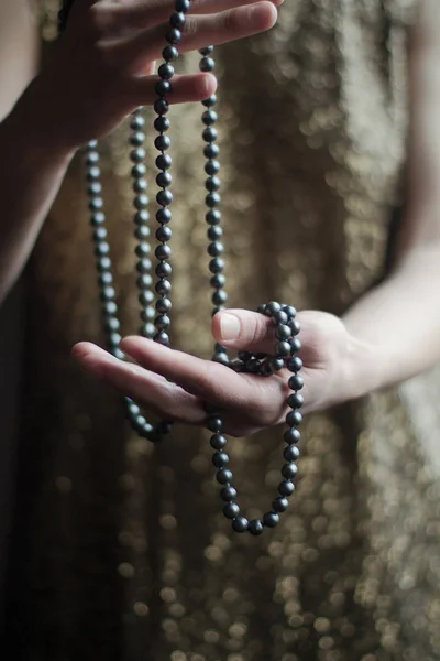 Mujer con perlas en sus manos — Foto de Stock