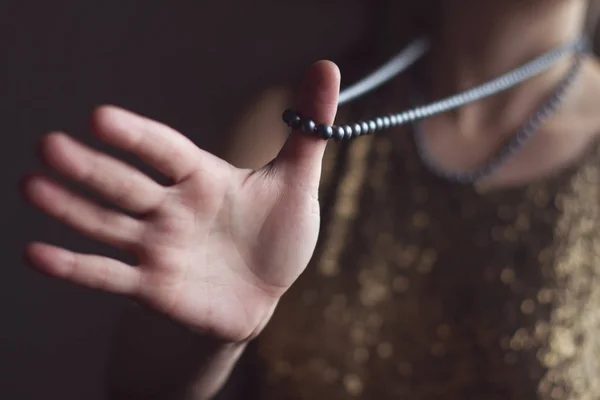 Mujer con perlas en sus manos — Foto de Stock