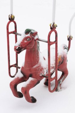 Boş çocuk kar kaplı salıncak