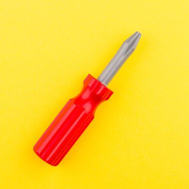 Sarı zemin üzerine kırmızı plastik oyuncak tornavida