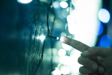 hafif parlak bir dokunmadan parmak led