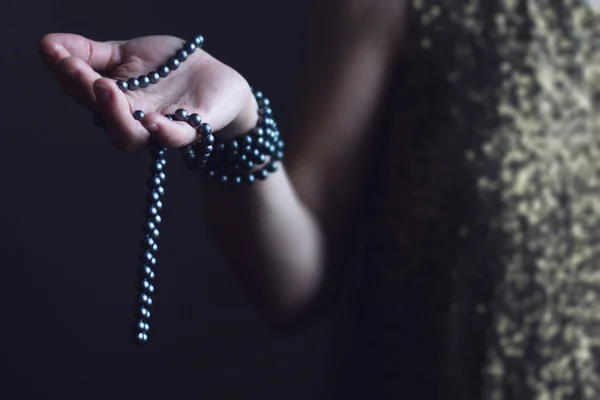 Mujer con perlas en la mano — Foto de Stock