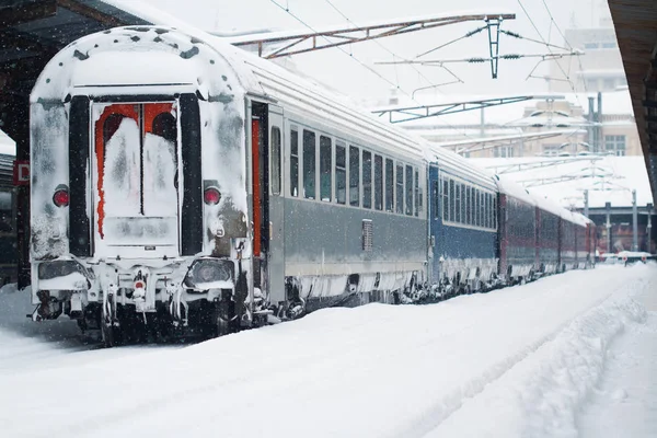 Rear view of train in railway station in winter time — Stock Photo, Image