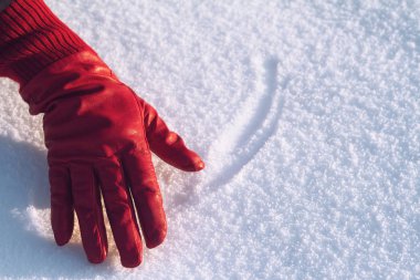 Karda kırmızı eldiven