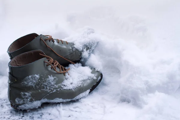 Vintage läderskor täckt av snö — Stockfoto