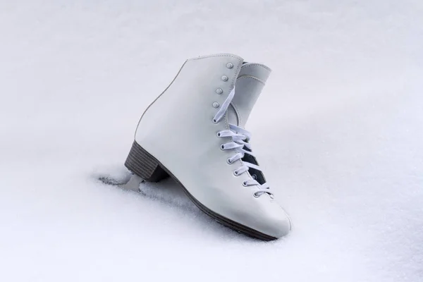 Részben fedezi a hó fehér klasszikus iceskate cipő — Stock Fotó