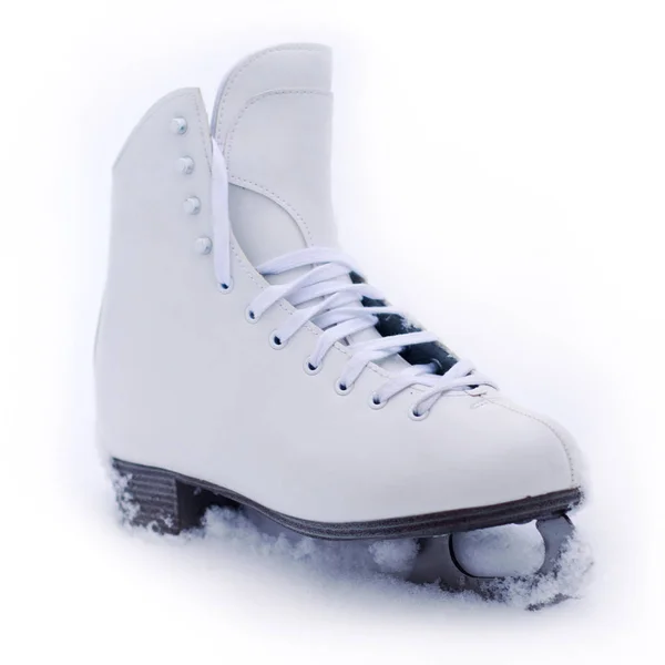 Zapato iceskate clásico blanco parcialmente cubierto de nieve —  Fotos de Stock