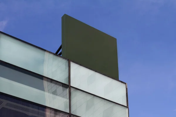 Kwadrat pustej szyld na budynku z nowoczesną architekturą — Zdjęcie stockowe