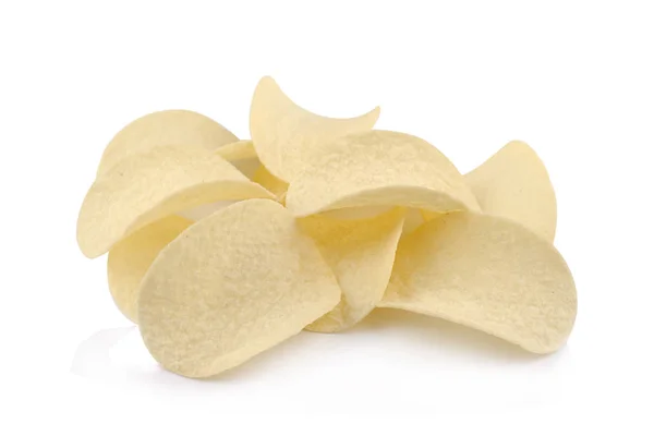 Framifrån av potatis snacks högen isolerad på vit — Stockfoto