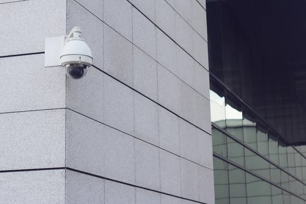 監視丸い建物の壁の上にカメラ — ストック写真